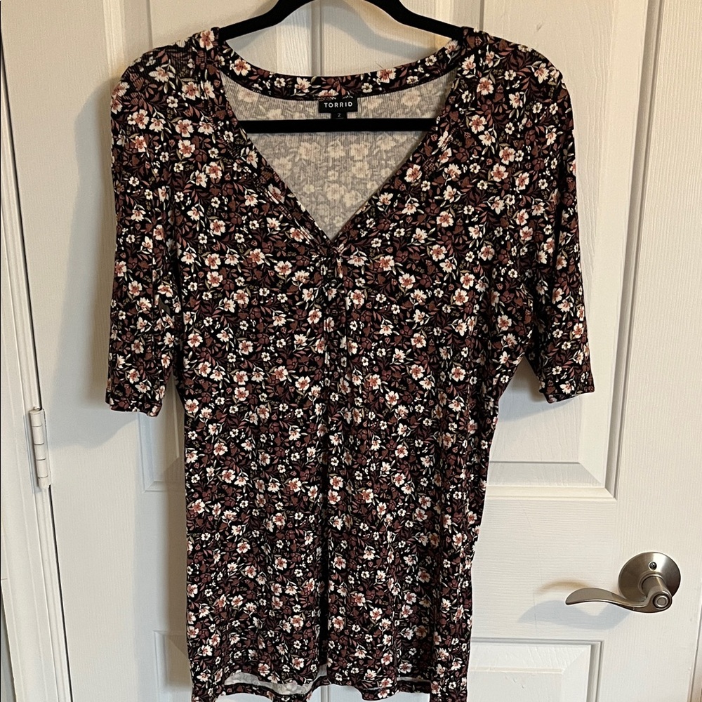 Torrid Black and Pink Floral Elbow Length Top size 2 EUC